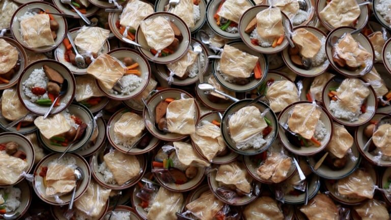 Indonesia mosque gives out 3,800 free meals every night of Ramadan | Newsfeed