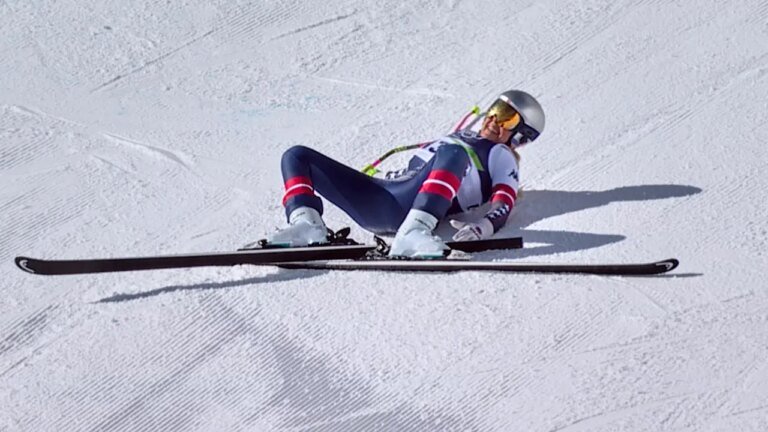 Lindsey Vonn undergoes surgery after hard crash, officials say