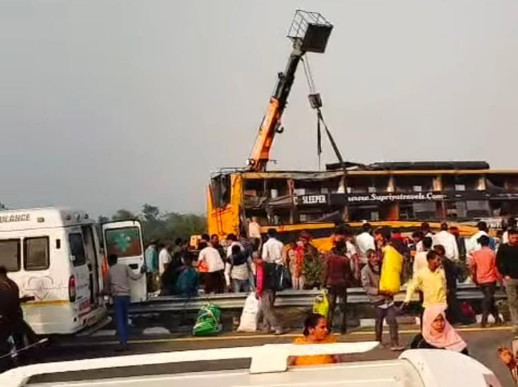 Lucknow: Major accident on Purvanchal Expressway, high speed bus overturned, seven people reported dead – Lucknow: Major Accident On Purvanchal Expressway, High Speed ​​Bus Overturned In Gosaiganj Lucknow.
