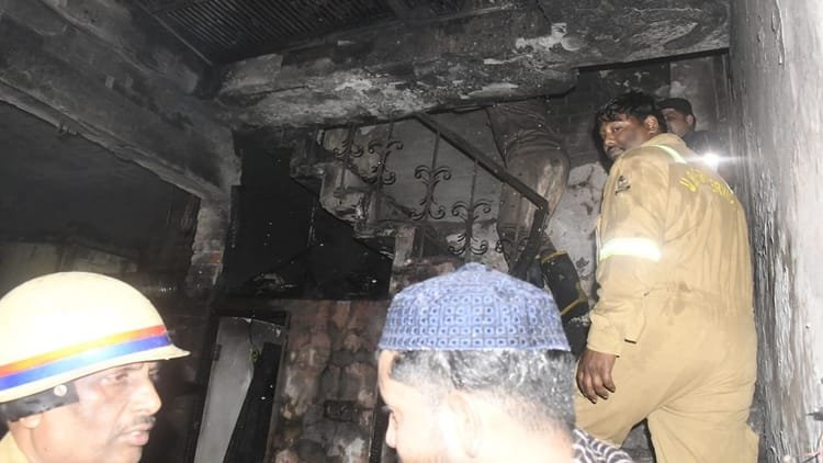 Up: Massive fire broke out in a house in Lisadigate, Meerut, six including a woman and her three children died – Up: Massive fire broke out in a house in Lisadigate, Meerut, six including a woman and her three children died