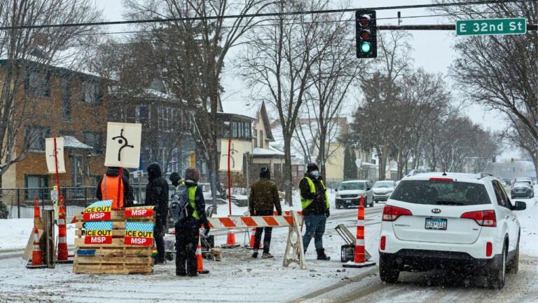 Anti-ICE agitators set up checkpoint in Minneapolis street to stop vehicles