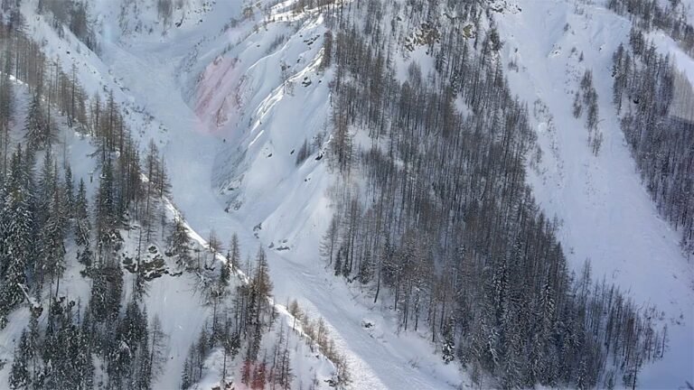 Avalanche kills two skiers in Italian Alps