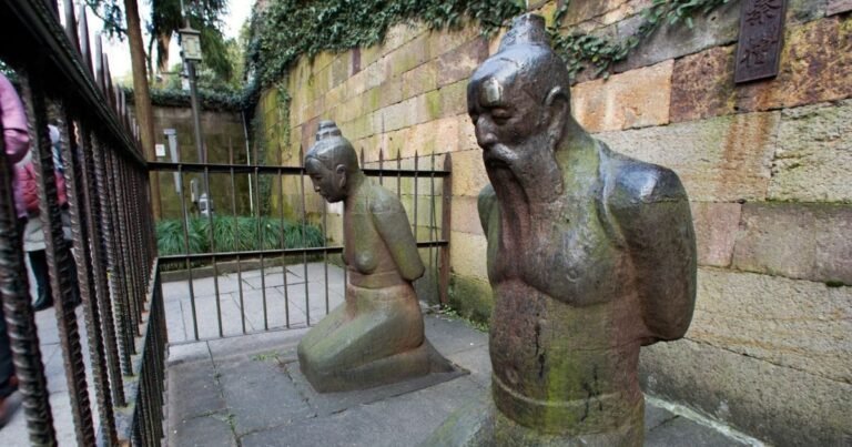 There is a statue of husband and wife sitting on their knees here, people hate it immensely, they slap them while passing by!