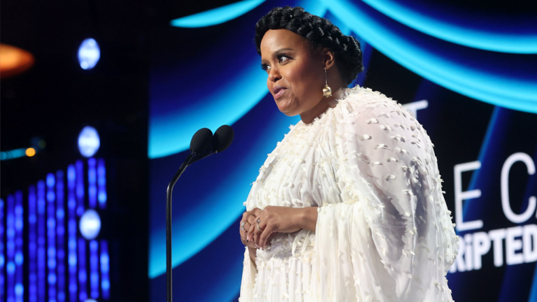 Natasha Rothwell goes off-script condemns ICE at Spirit Awards