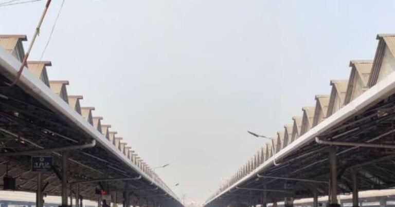 India’s only railway station, where thousands of cabs and taxis stand between the platforms, do you know the name?