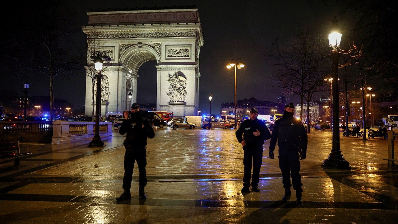 police-in-front-of-arc-de-triomphe.jpg