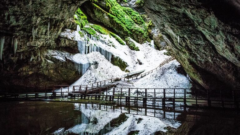 5,000-year-old bacteria from ice cave resistant to modern antibiotics