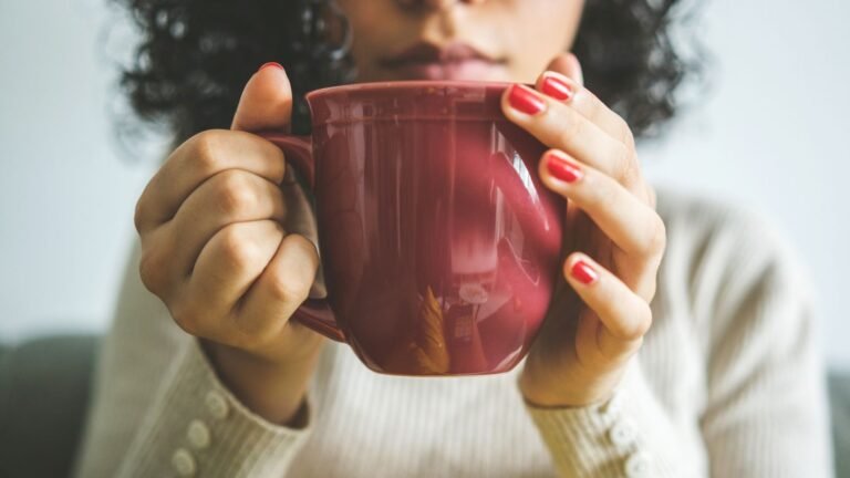 Drinking tea and coffee may help preserve brain function and reduce risk of dementia, study suggests | Science, Climate & Tech News