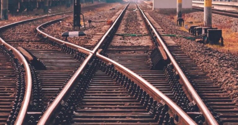 Unknown Fact: Why is there a gap between train tracks? 99% people will not know the answer!