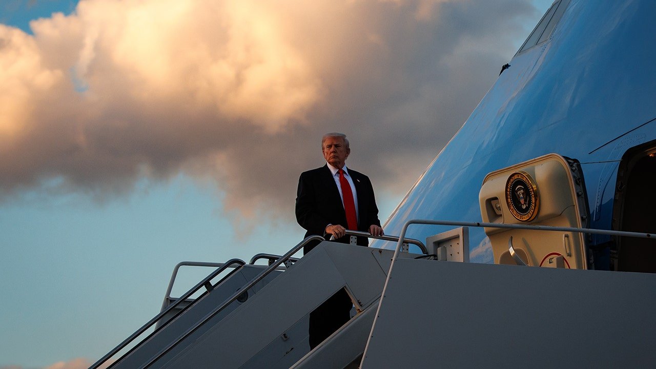 trump-air-force-one-palm-beach-airport.jpg