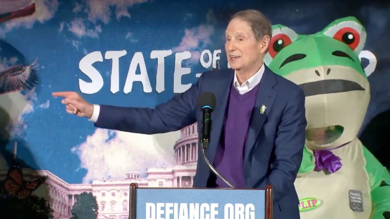 wyden-speaks-at-defiance-event.jpg
