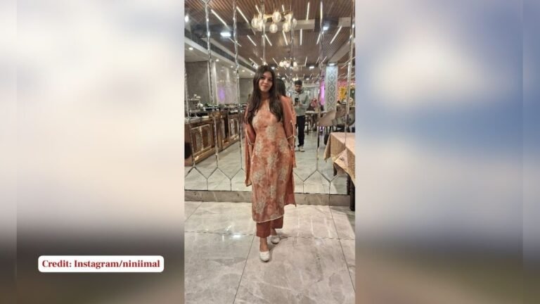 Amazing dance of the girl in pink suit, danced wearing a scarf in the middle of the party, people kept watching!