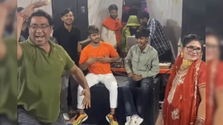 Uncle ji did a romantic dance for aunty on the hit song of 90s, the youth became happy after seeing the steps!