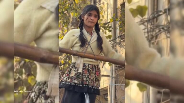 There is poverty but not weak, a little girl climbed the rope and showed many tricks, people got emotional after seeing it