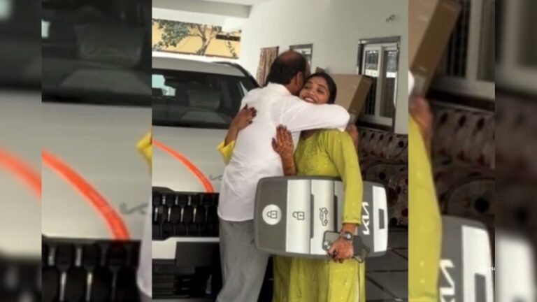 Daughters gifted a new car to mom and dad, faces lit up with happiness, users also got emotional after seeing this