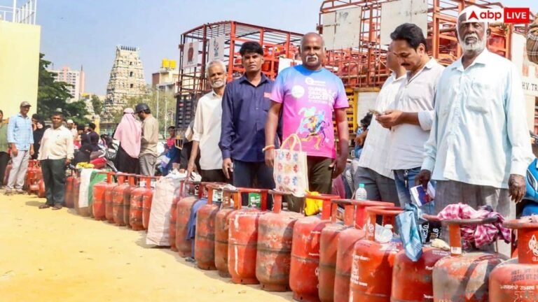 Delhi LPG Crisis: Long queues outside the gas agency in Delhi, problems of daily wage earners also increased due to shortage of LPG.