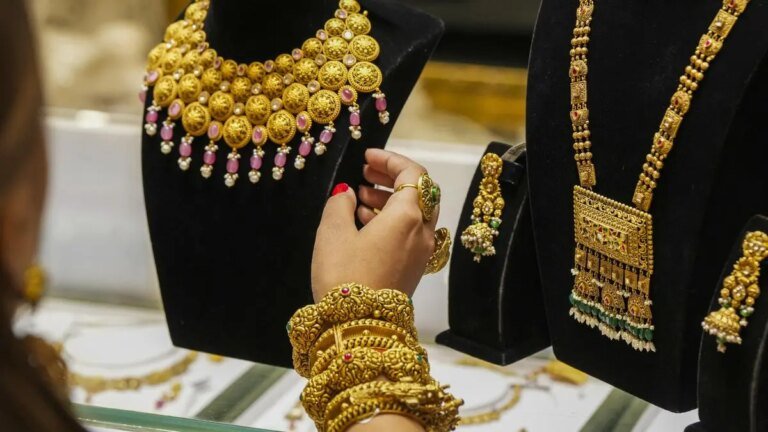 Gold futures plummet over 10% to ₹1.29 lakh/10g amid global rout
