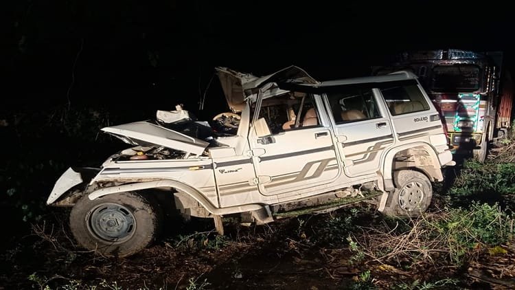 Big accident in UP: Devotees’ Bolero collides with a tree in Agra, five including father and son killed; Four people injured – Five Pilgrims Killed In Road Accident In Agra