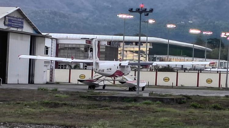 Dehradun: Spark came out in the wheel of sea plane, had to stop on the runway; Problem encountered during training – Dehradun: Sea Plane Wheel Catches Fire, Forced To Stop On Runway