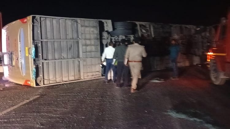 Unnao: Sleeper bus overturns after colliding with tanker on Lucknow-Agra Expressway, 20 passengers injured; Two Lucknow referred – Unnao: Sleeper Bus Overturns On Lucknow-Agra Expressway, 20 Passengers Injured