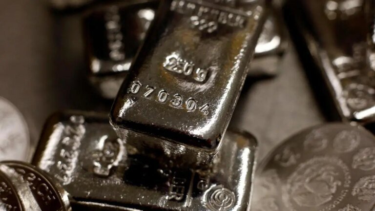Silver sinks 2% to ₹2.62 lakh/kg in futures trade as inflation worries weigh