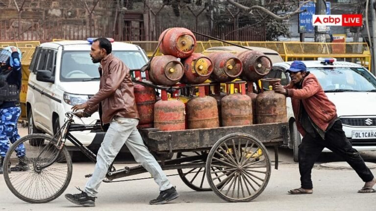 LPG Crisis: Due to lack of gas, community kitchens of temples, gurudwaras and hospitals in Delhi are affected, food is being cooked on wood stoves.