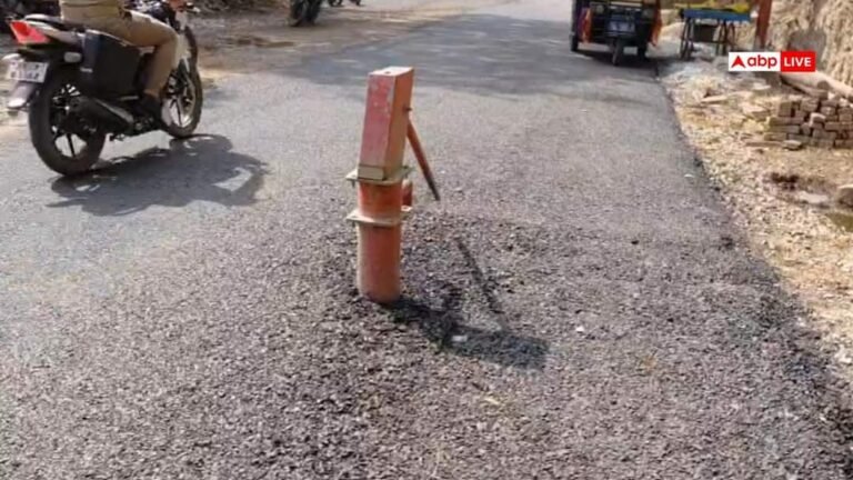 Mirzapur News: Hand pump left in the middle of the road, negligence of engineers, removed after video went viral
