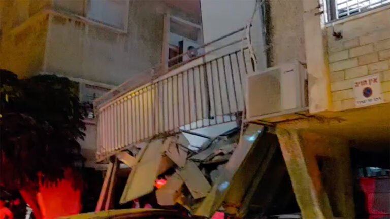 Building collapses after Iranian missile strike on Israel | US-Israel war on Iran