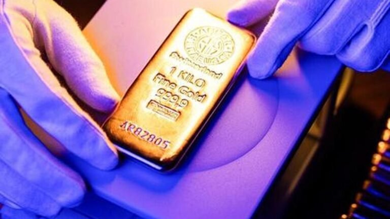 Re depreciation against dollar cushions bullion price fall