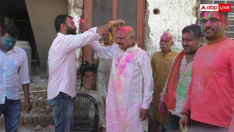Bharatpur News: Holi drenched in all colors from Mango to Khas, District Collector played Holi with the public