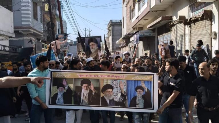 Muzaffarnagar: Shia community took to the streets on the martyrdom of Khamenei, took out a huge procession in black clothes