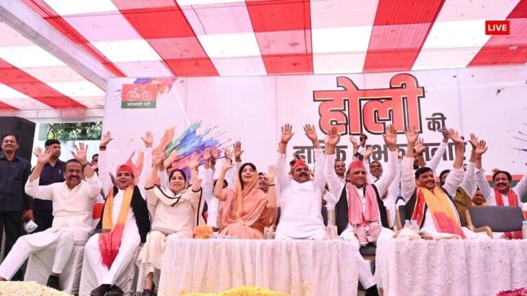 Akhilesh Yadav’s political message to Saifai on the day of Holi, said – Let us all remain multi-coloured, even in our hearts…