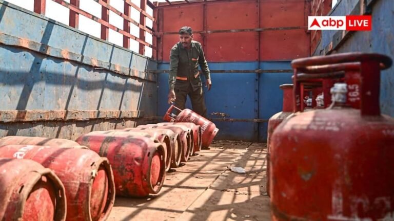LPG crisis deepens in Shamli, long queues are forming at the gas agency since morning, people are worried.