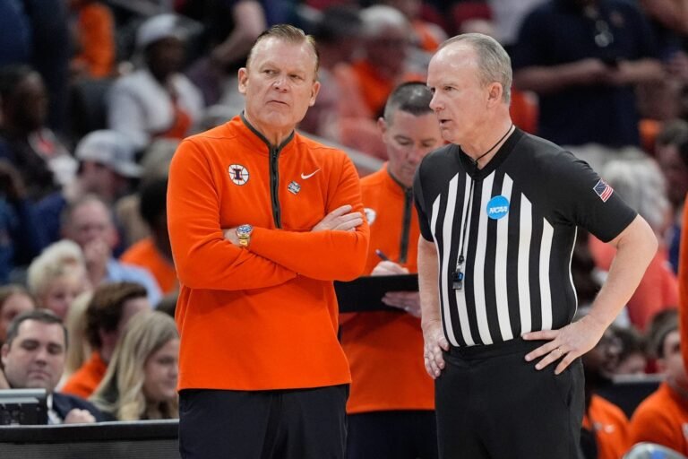 Buzzer malfunction sparks delay in Illinois-Iowa Elite Eight matchup