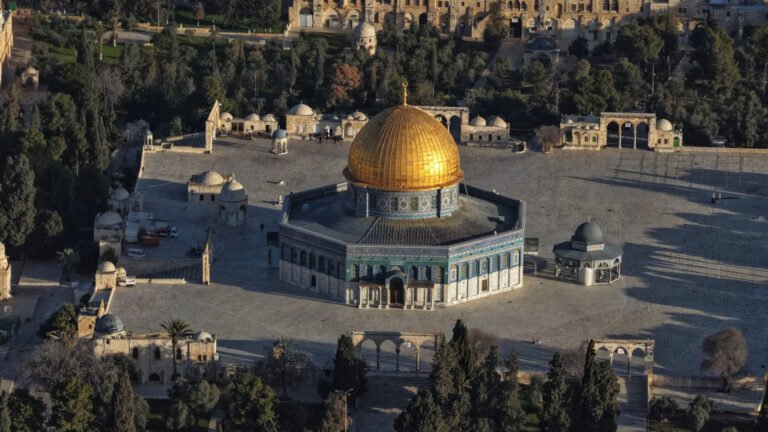 Al-Aqsa compound empty as Israel restricts access to holy sites | Newsfeed