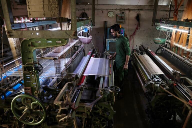 India cooking gas crisis forces exodus of textile workers | Oil and Gas