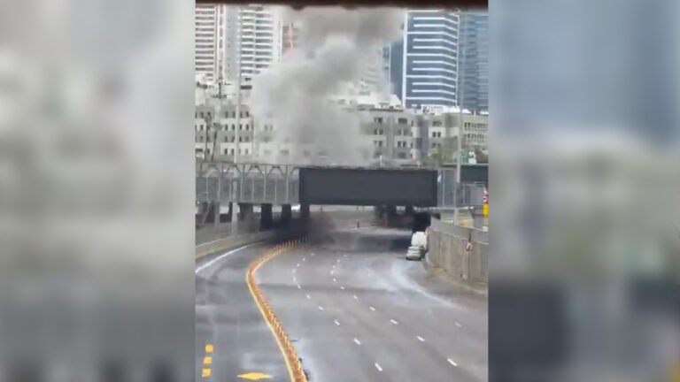 Moment Iranian strike hits central Tel Aviv | US-Israel war on Iran