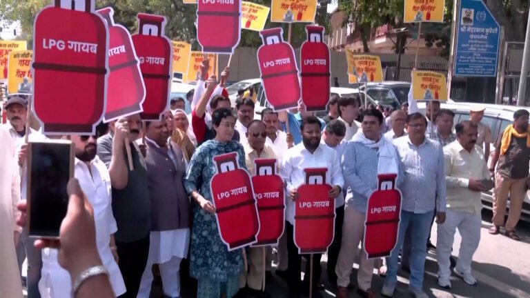 Protest in India over cooking gas crisis | Newsfeed