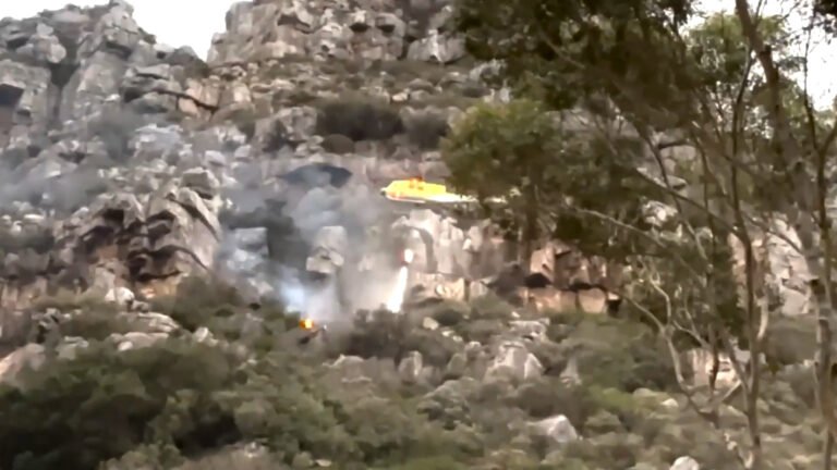 Pilots of firefighting helicopter survive crash in South Africa | Newsfeed
