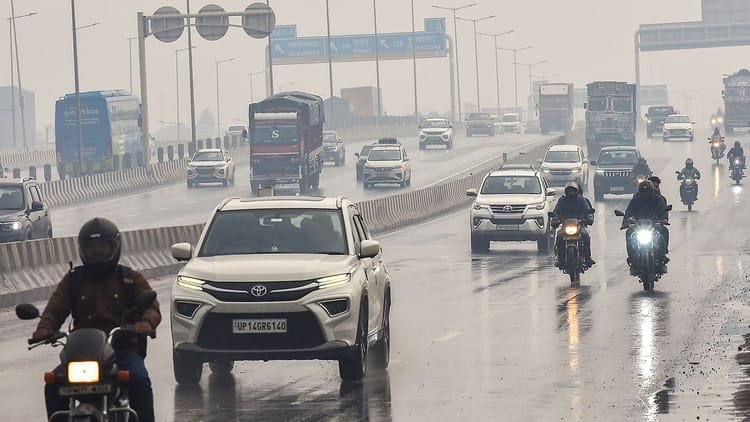 It is raining in Delhi-NCR: Coolness increased due to light winds, clouds will remain even during the day; It will rain intermittently – It Is Raining In Delhi Ncr