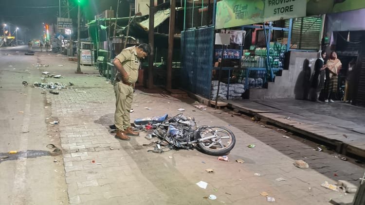 Farrukhabad Accident: Dust Laden Trailer Runs Over Three Youths On A Bike Two Bodies Mutilated