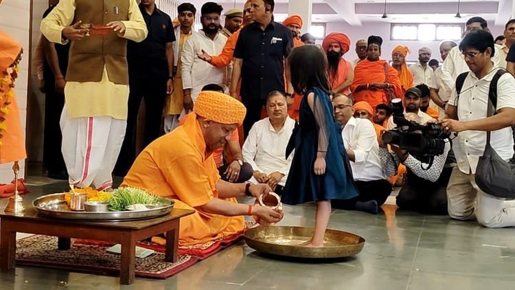 CM Yogi’s Kanya Pujan in pictures: After washing his feet, the Chief Minister provided food, gave Dakshina and gifts, took blessings – Cm Yogi Performed Kanya Pujan On Navami In Gorakhpur.