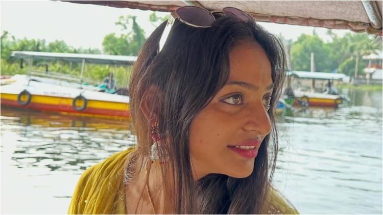 Mahakumbh’s viral girl Monalisa made serious allegations against the director; She said- ‘That cheap man, in the name of the film…’ – Viral Kumbh Mela Girl Accuses Film Director Of Misbehaving With Minor Girls