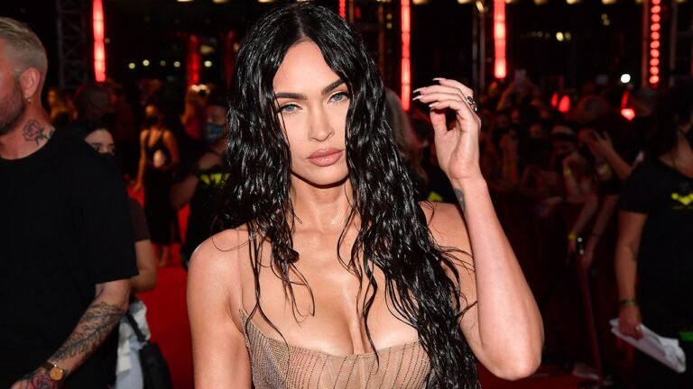 Megan Fox returns to Instagram with sexy photos after wiping account