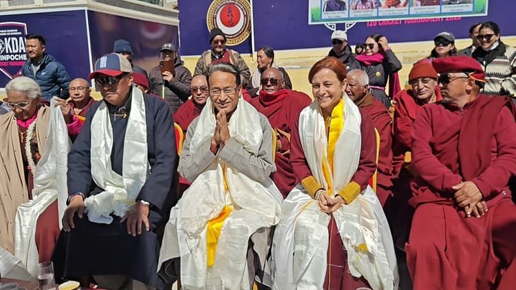 Leh: Sonam Wangchuk reached Leh after release, crowd gathered from airport to NDS ground, received grand welcome – Sonam Wangchuk Received An Overwhelming Welcome At Krushok Bakula Rinpoche Airport