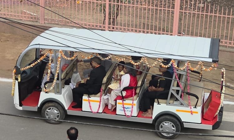 President Draupadi Murmu: President Draupadi Murmu visits Giriraj Ji, starts Saptakosi Parikrama – President Draupadi Murmu Visits Govardhan Offers Prayers And Begins Sacred Parikrama