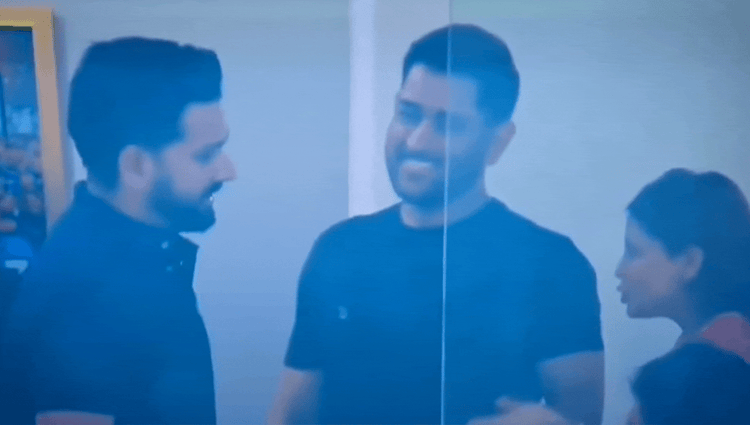 Video: Why is Dhoni’s wife Sakshi in the news? This celebration won the hearts of fans; Said to Rohit- You look very fit – Sakshi Celebration And Ms Dhoni Reaction On Bumrah Ball, Rohit Sharma You Look Fit Ind-eng Semifinal | Videos