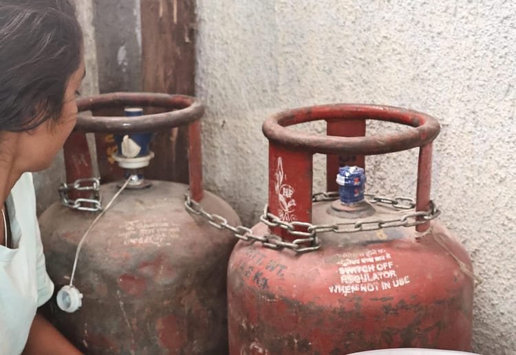 Indore: Gas Cylinder Chained, Family Chases Away Thief Who Came To Steal It, Locks Cylinder