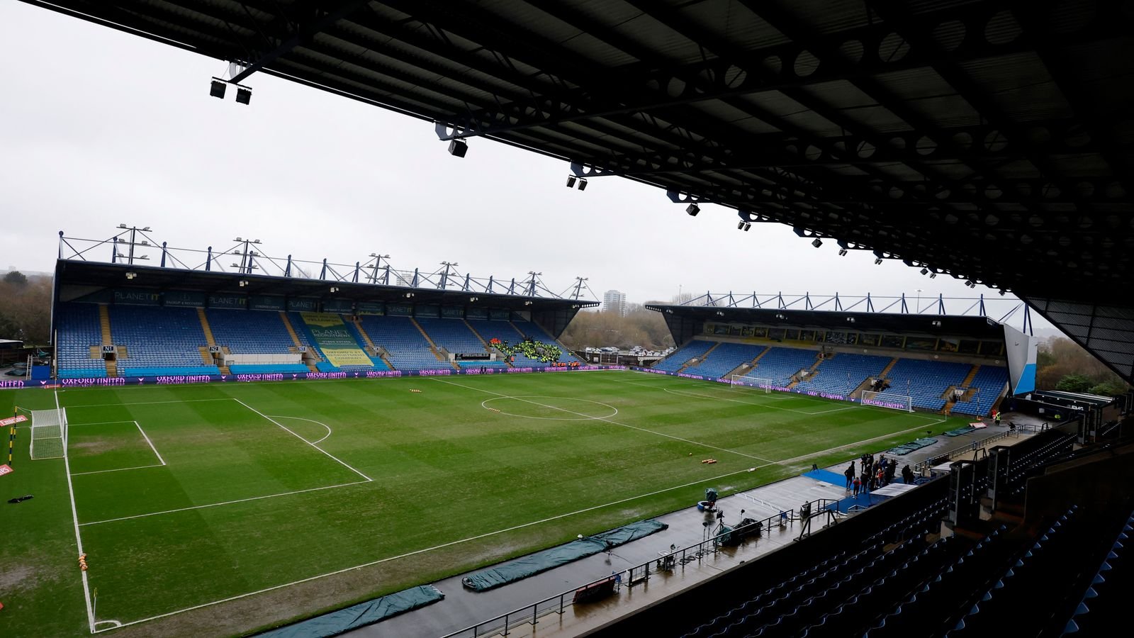 skynews-oxford-united-kassam-stadium_7186124.jpg