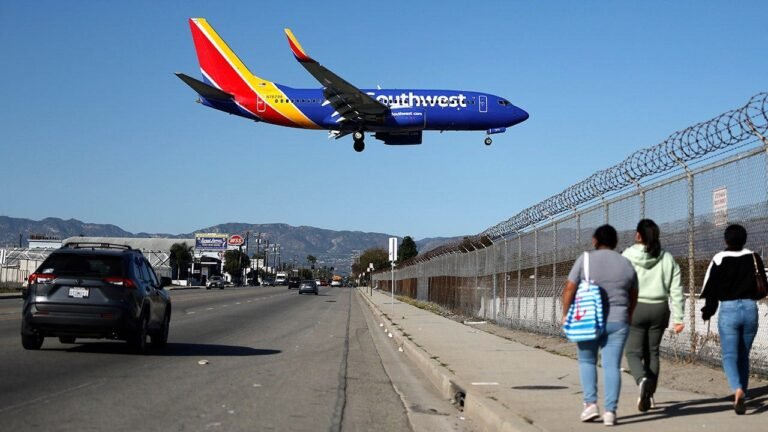 Southwest Airlines flight executes go-around at Hollywood Burbank Airport